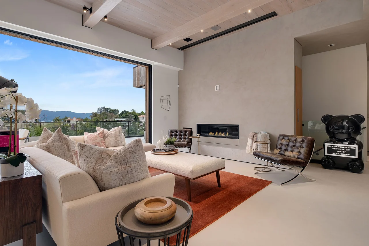 Living room and corner glazing at Dixie Canyon.