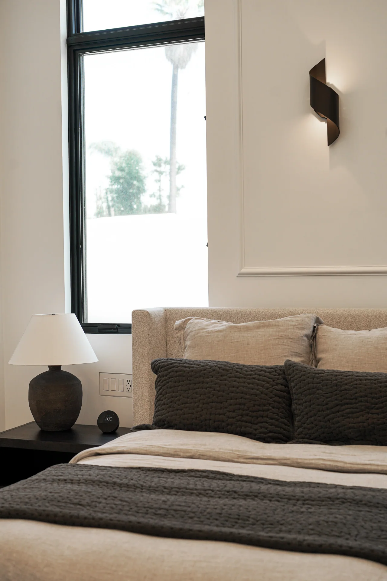 Bedroom with dark headboard at Rio Flora Place.