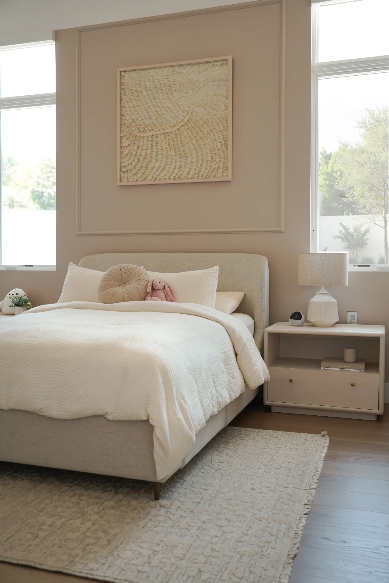 Bedroom beneath a circular wall decoration at Rio Flora Place.