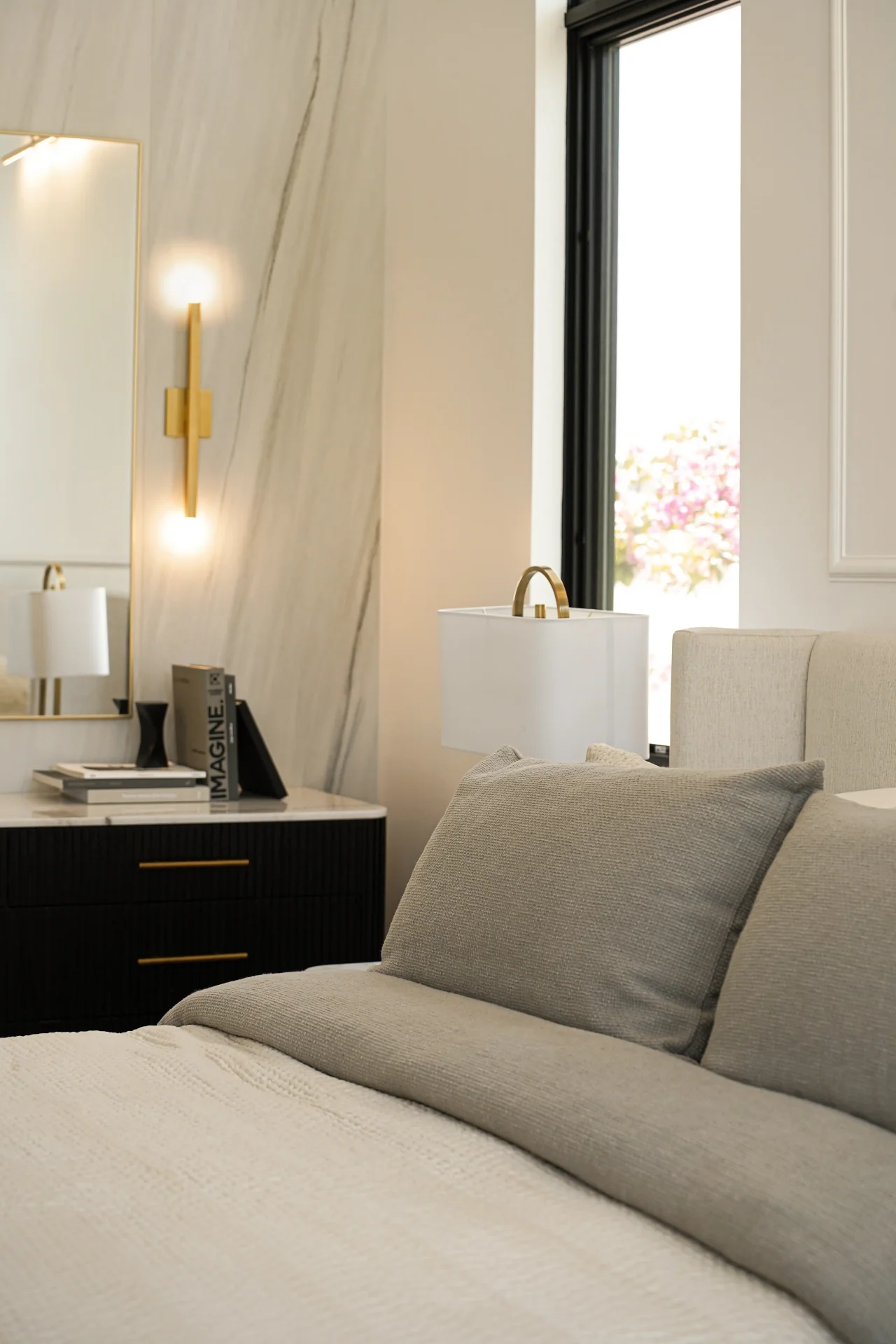 Bedroom corner and wall-mounted lighting at Rio Flora Place.